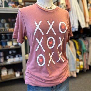 NWT BTQ XOXO Heart Tic Tac Toe Valentines Day Graphic Tee